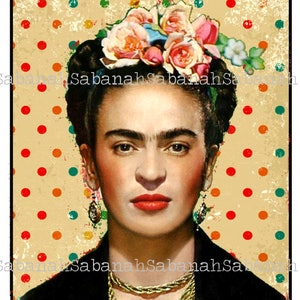 Puede incluir: Un retrato de Frida Kahlo con una corona de flores, joyas de oro y una chaqueta negra. El fondo es de color beige con lunares coloridos. La imagen tiene un estilo vintage y artístico.
