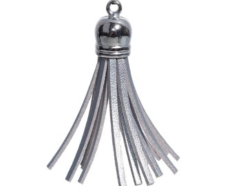 Grand pompon gris avec pendentif en métal 62 x 12 mm Ideal pour la création de collier, sautoirs et bijoux originaux