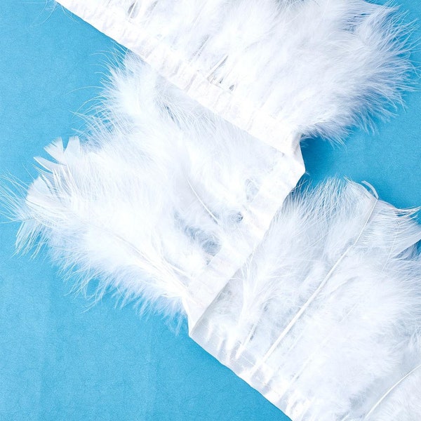 Ruban de plumes serties par un ruban satin, couleur blanche, par 10 cm white ribbon feathers