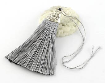 Grand pompon gris avec pendentif en métal travaillé 80x20 mm Ideal pour la céation de collier, sautoirs et bijoux originaux