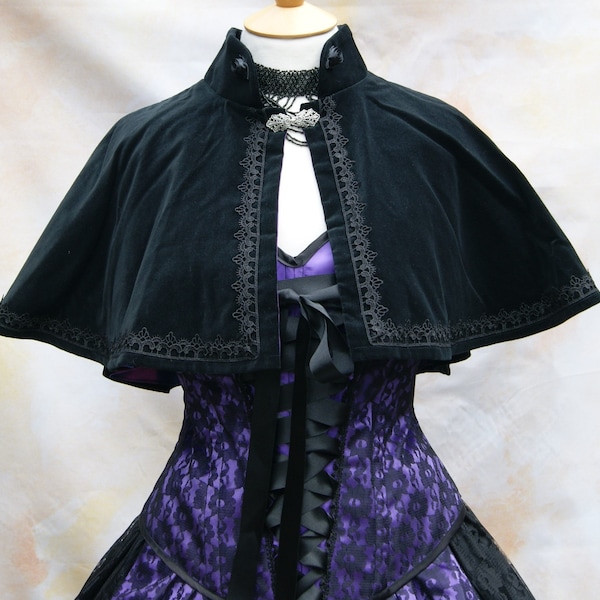 Cape en velours de coton taffetas doublée de dentelle de Venise boutons de rose garniture victorienne édouardienne vampire steampunk goth mariée histoire de Bridgerton