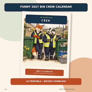 Può includere: Un calendario da parete 2027 intitolato Funny 2027 Bin Crew Calendar con un'illustrazione di una volpe e un tasso che indossano gilet ad alta visibilità e abiti da lavoro scuri accanto a bidoni della spazzatura verdi. Il testo recita The Wheelie Good Crew.