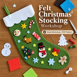 Könnte beinhalten: Ein grüner Weihnachtsstrumpf aus Filz, verziert mit verschiedenen Filzformen wie Schneemann, Rentier, Süßigkeiten, Sternen und Baum. Der Text lautet Felt Christmas Stocking Workshop, Video Workshop + PDF Pattern. Enthält Schere, Nadel und Garn.