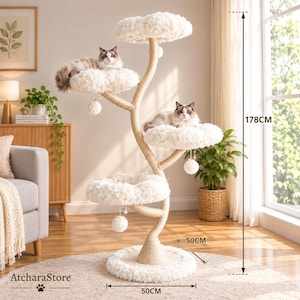 Pode incluir: Uma árvore para gatos com tronco central envolto em corda de sisal, quatro plataformas circulares de pelúcia cor de creme e brinquedos de pompom pendurados. A estrutura tem 178 cm de altura com uma base de 50 cm, acomodando dois gatos.