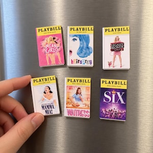 Könnte beinhalten: Sechs rechteckige Miniaturmagnete mit Playbill-Covern für die Broadway-Musicals Mean Girls, Hairspray, Legally Blonde, Mamma Mia!, Waitress und Six. Jeder Magnet zeigt die ikonische gelbe Playbill-Kopfzeile und das jeweilige Bühnenbild.