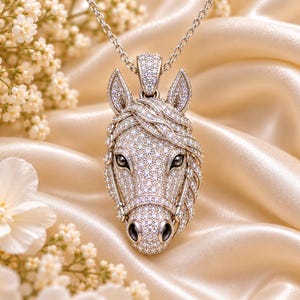 Collana con ciondolo a testa di cavallo color argento scintillante, gioiello equestre di tendenza.