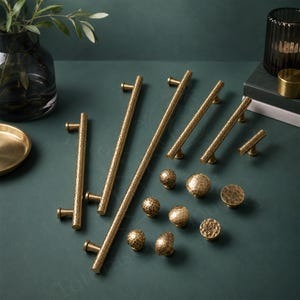 Massief messing gehamerde kastknoppen en -grepen, antieke messing ladehandgrepen, vintage kledingkastbeslag, keukenkastgrepen afbeelding 1