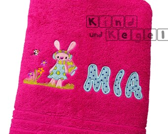 Frottee Tuch pink bestickt mit Hase Wiese + Name in Stoff-Buchstaben helltürkis-blau-gepunktet, Handtuch, Badetuch, Duschtuch