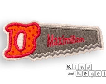 Aufnäher Aufbügler Säge Handsäge Werkzeug 11 x 4,5 cm, Stoff in grau u. orange-rot-gepunktet + Name in rot