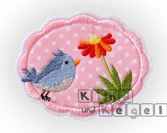 Aufnäher Aufbügler Vogel blau mit Blume, ovaler Button 8x6 cm, mit Stoffapplikation rosa-weiß-gepunktet