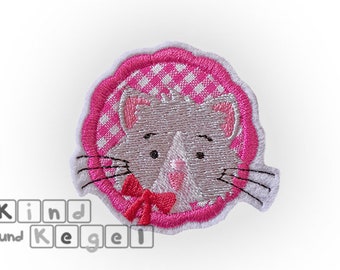 Aufnäher Aufbügler Katze grau, Button 5,5 cm Ø, mit Stoffapplikation pink-weiß-kariert