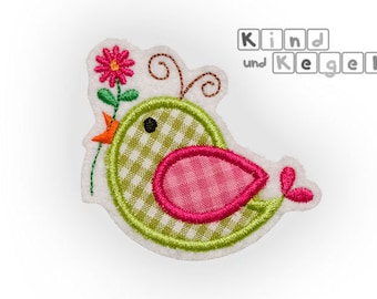 Aufnäher Aufbügler Vogel mit Blume im Schnabel 7 x 5 cm, Stoffe grün-weiß-kariert, rosa-pink-kariert