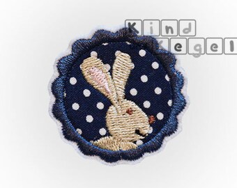 Aufnäher Aufbügler  Freunde Button Hase 4,5 cm Ø, Stoff dunkelblau-weiß-gepunktet, dunkelblau, beige