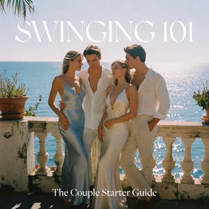 Peut inclure: Un guide numérique intitulé SWINGING 101 The Couple Starter Guide montrant deux personnes en robes nuisettes en satin clair et deux personnes en chemises et pantalons en lin blanc debout sur un balcon surplombant l'océan.