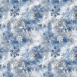 Op de afbeelding: Een herhalend stofpatroon met witte en donkerblauwe sneeuwvlokillustraties tegen een gespikkelde achtergrond in aquarel-stijl van gemengde blauwe, grijze en witte tinten, wat een gestructureerd, winterachtig visueel effect creëert.