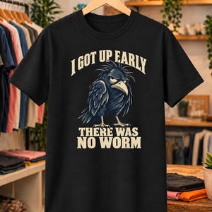 不機嫌なカラスのTシャツ、「早起きしたけど虫がいなかった」、面白い鳥のグラフィックTシャツ、鳥好きのユーモアシャツ