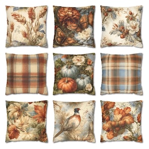 Könnte beinhalten: Eine Sammlung von neun quadratischen Zierkissen mit verschiedenen Mustern, darunter Weizenähren, Schmetterlinge mit Blumen, Beeren, orangefarbene und blaue Karomuster, Kürbisse, Herbstblätter, ein Fasan sowie Eicheln mit Eichenblättern.