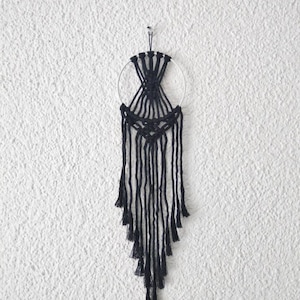 Petit capteur de rêves en macramé noir, accrochage mural en macramé, décoration bohème image 1