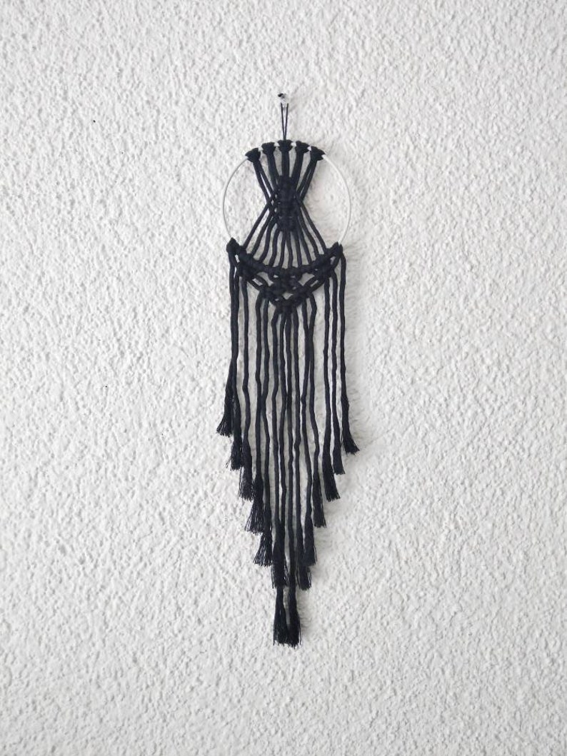 Petit capteur de rêves en macramé noir, accrochage mural en macramé, décoration bohème image 1