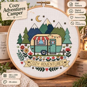Può includere: Uno schema a punto croce in un telaio di legno con un camper, montagne, pini e fiori. Il design include il testo Cozy Adventures Camper e Cozy Adventures. L'immagine mostra icone per schema PDF, download digitale e 28 colori.