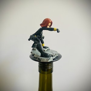 Tapón de botella de superhéroe. Decora cualquier botella de vino o licor con este personaje.