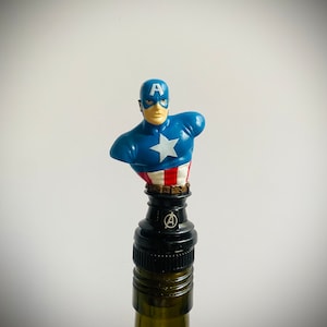Tapón de botella de superhéroe. Decora cualquier botella de vino o licor con este personaje.