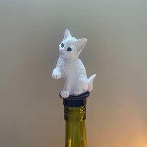 White Cat Bottle Stopper.. Fun Wine Stopper for a  Owner.
