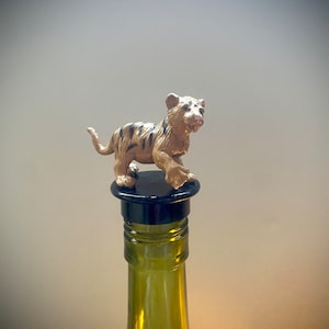 Bouchon de bouteille Tigre avec de superbes détails peints à la main ! À utiliser dans une bouteille de vin ou d'alcool.