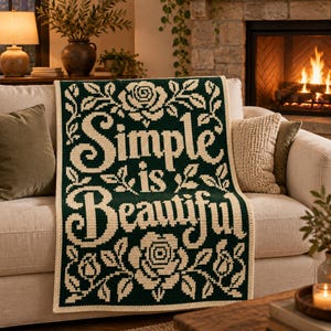 Könnte beinhalten: Eine rechteckige Häkeldecke mit dunkelgrünem Hintergrund und cremefarbenem Text, der Simple is Beautiful lautet. Das Design enthält stilisierte Rosenmotive mit Blättern und Ranken, die den oberen und unteren Teil der Schrift umrahmen.