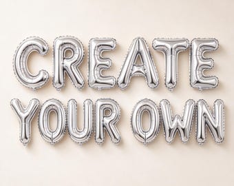 Könnte beinhalten: Ein Set aus silbernen Folienballons, die in zwei Reihen angeordnet sind und den Schriftzug CREATE YOUR OWN bilden. Jeder Buchstabe ist einzeln geformt und verfügt über eine metallische Oberfläche, die für eine klare Lesbarkeit sorgt.