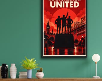 Może przedstawiać: Prostokątny plakat ścienny z napisem MANCHESTER UNITED pogrubionymi białymi literami. Grafika przedstawia sylwetki trzech postaci stojących na cokole na tle dużego czerwonego słońca, ze stadionem i wieżą zegarową w tle.