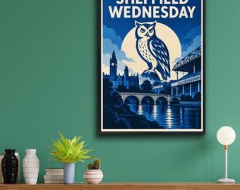 Może przedstawiać: Oprawiony plakat z napisem SHEFFIELD WEDNESDAY u góry. Ilustracja przedstawia dużą sowę siedzącą na tle pełni księżyca, panoramę miasta, kamienny most nad wodą oraz stadion z napisem HILLSBOROUGH w dolnej części obrazu.