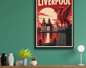 Może przedstawiać: Oprawiony plakat z napisem LIVERPOOL pogrubionymi białymi literami u góry. Grafika przedstawia czerwoną statuę ptaka Liver bird górującą nad panoramą miasta nad wodą z wysokimi budynkami i dużym słońcem na czerwonym niebie.