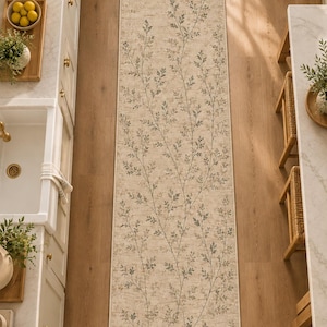 Beige botanisk löparmatta, vintage blommig löparmatta, neutral grön lövmatta, bleknad hallmatta i stuga, kökslöpare