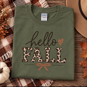 Hola otoño Camiseta con lazo de leopardo, linda camiseta gráfica de otoño, camiseta de otoño para mujer, camiseta acogedora de otoño, camiseta con lazo de estampado de leopardo, camiseta de temporada de calabazas