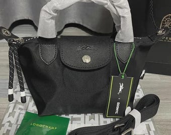 Bolso Longchamp Le Pliage Energy Mini negro, con correa desmontable para llevar al hombro o cruzado.