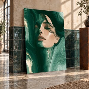 Op de afbeelding: Een rechthoekige wandkunstprint met een portret van een gezicht dat gedeeltelijk wordt bedekt door wervelende, vloeiende patronen in tinten smaragdgroen, bosgroen en crème. Het kunstwerk heeft een gladde, glanzende afwerking met abstracte texturen.