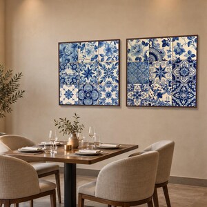 Op de afbeelding: Twee vierkante wanddecoraties bestaande uit een raster van negen tegels per stuk. De tegels tonen een verscheidenheid aan blauw-witte patronen, waaronder florale motieven, geometrische vormen en gedetailleerd krulwerk, omlijst door donker hout.