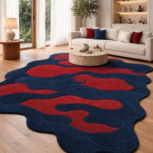 Handgetuft vloerkleed met onregelmatige vorm, abstract vloerkleed in rood en marineblauw, modern organisch gevormd tapijt, eigentijds vloerkleed voor de woonkamer.