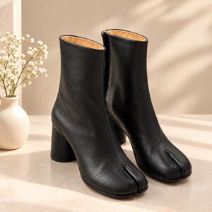 Botas Tabi com Bico Dividido para Mulheres | Botas de Cano Médio Estilo Japonês | Salto Grosso e Ajuste Largo | Calçado Minimalista