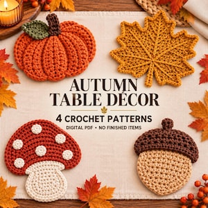 Könnte beinhalten: Vier Häkelanleitungen für herbstliche Tischdekoration, bestehend aus einem Kürbis, einem Ahornblatt, einem Pilz und einer Eichel. Der Text lautet AUTUMN TABLE DÉCOR 4 CROCHET PATTERNS DIGITAL PDF NO FINISHED ITEMS. Gehäkelte Objekte in Orange und Braun.