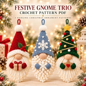 Puede incluir: Tres adornos navideños de gnomos tejidos a ganchillo con el texto FESTIVE GNOME TRIO CROCHET PATTERN PDF 3 HANGING CHRISTMAS ORNAMENT PATTERNS. Los gnomos tienen gorros rojos, azules y verdes con barbas blancas, pompones y detalles festivos.