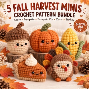 Puede incluir: Un paquete de patrones de ganchillo en PDF digital titulado 5 Fall Harvest Minis con instrucciones para una bellota, calabaza, tarta de calabaza, maíz y pavo. La imagen muestra cinco pequeñas figuras tejidas con caras sonrientes.