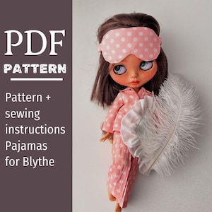 Può includere: Una bambola con capelli castani indossa un pigiama rosa a pois bianchi e una mascherina per dormire abbinata. La bambola tiene in mano un accessorio di piuma bianca. Il testo a sinistra recita: PDF PATTERN Pattern + sewing instructions Pajamas for Blythe.