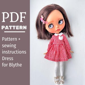 Könnte beinhalten: Eine Puppe mit braunem Haar und einer rosa Haarspange trägt ein rot-weiß kariertes Kleid mit weißem Kragen und Tasche, dazu weiße Strumpfhosen und goldene Schuhe. Der Text links lautet: PDF PATTERN Pattern + sewing instructions Dress for Blythe.
