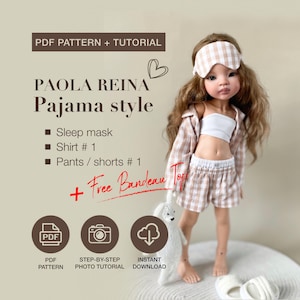Puede incluir: Una muñeca con un conjunto de pijama de cuadros vichy en beige y blanco que incluye una camisa abotonada, pantalones cortos y un antifaz a juego, junto con un top tipo banda blanco. El texto incluye PDF PATTERN + TUTORIAL y PAOLA REINA.