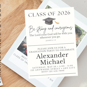 Può includere: Invito alla festa di laurea con il testo "Classe del 2026" e una citazione motivazionale. L'invito include il nome del laureato, i dettagli della festa e le informazioni RSVP. Il design presenta un cappello di laurea.