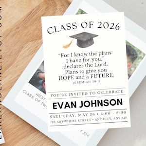 Può includere: Annuncio di laurea con il testo "CLASS OF 2026" e un'illustrazione di un cappello accademico. L'invito include il nome del laureato, i dettagli dell'evento e un versetto biblico. Lo sfondo è una superficie di legno chiaro.