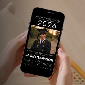Puede incluir: Un smartphone muestra una invitación a una fiesta de graduación. La pantalla negra presenta el texto "Calhoun High School Class of 2026" y una foto de un graduado. La invitación es para Jack Clarkson, el 21 de junio, de 14:00 a 18:00.