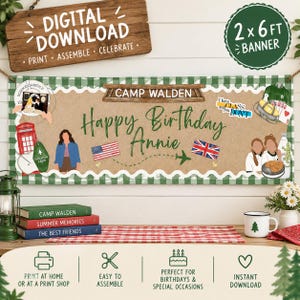 Può includere: Uno striscione rettangolare con bordo a quadretti vichy verdi e bianchi e centro color cuoio. Il testo recita 'CAMP WALDEN' e 'Happy Birthday Annie'. Presenta illustrazioni di una cabina telefonica rossa, bandiere, un aereo e due figure. Lo striscione misura 2x6 piedi.